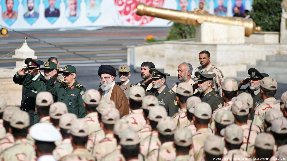 Ayatollah Ali Khamenei para ushtarëve iranianë