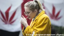 THE CANADIAN PRESS 2018-10-17. A woman smokes cannabis in a Toronto park on Wednesday, October 17, 2018, as they mark the first day legalization of Cannabis across Canada. THE CANADIAN PRESS/Chris Young URN:39180153