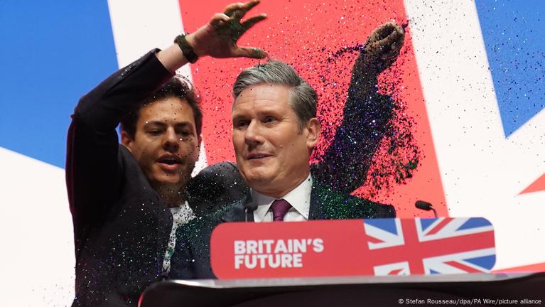 Protester Throws Glitter At UK Opposition Labour Leader – DW – 10/10/2023