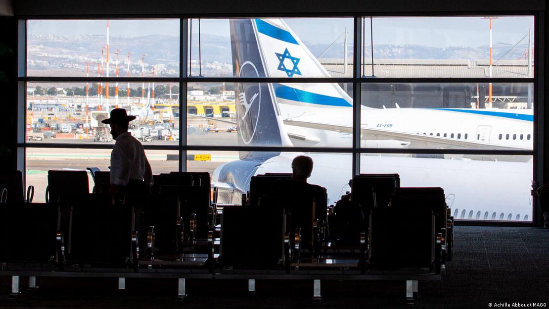 Двама пътници на летище "Бен Гурион" чакат да бъдат повикани за полета си