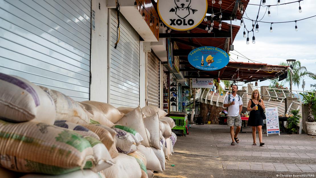Sacos de arena protegian los locales comerciales, que cerraron temprano en Puerto Vallarta.