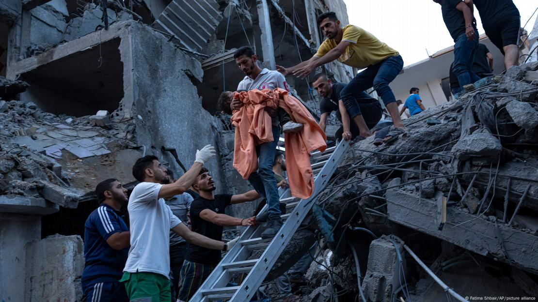 Gazastreifen I Palästinenser retten ein junges Mädchen aus den Trümmern