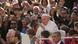 El papa Francisco rodeado de fieles en la plaza de San Pedro del Vaticano. El papa Francisco rodeado de fieles en la plaza de San Pedro del Vaticano.