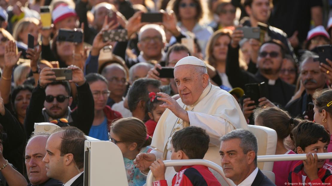 Papst Franziskus von Menschen umringt 