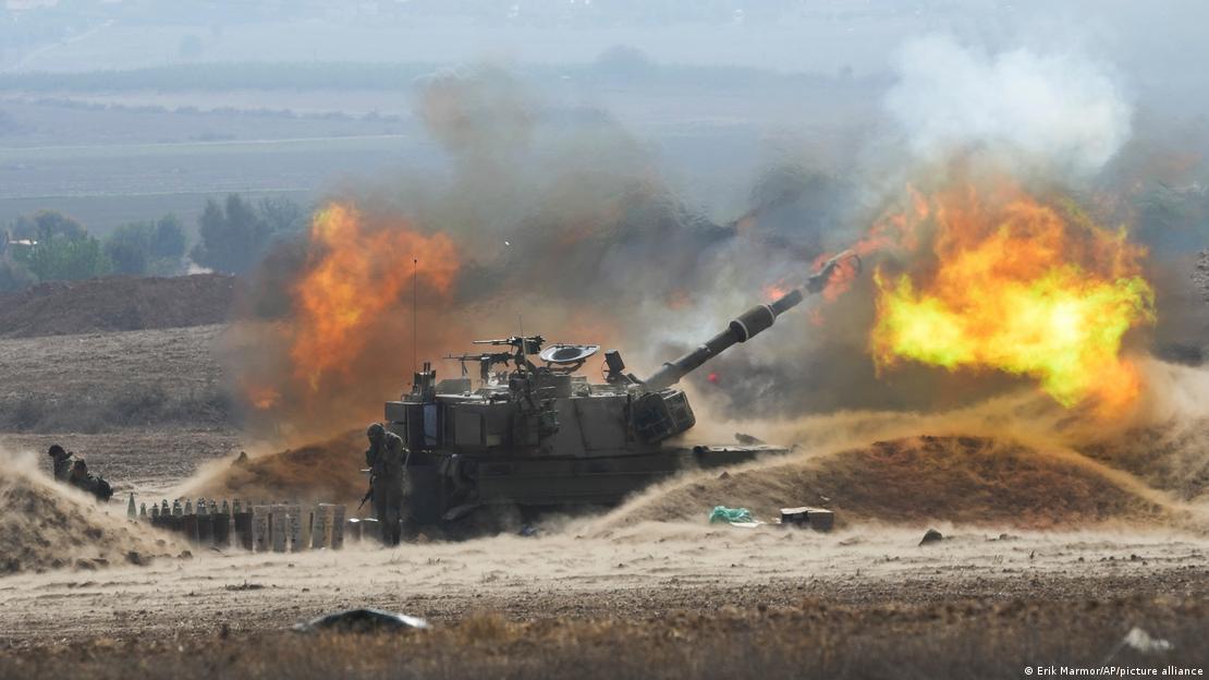 Gazze'ye atış yapan bir İsrail tankı ve namlusundan çıkan alevler - (11.10.2023)