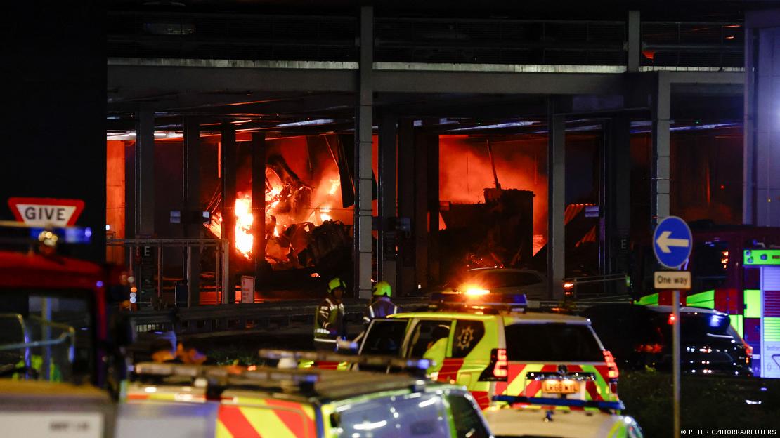 Imagen del incendio en el aeropuerto londinense de Luton en Luton.