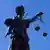 La statue de la déesse de la Justice, Justicia, tenant un glaive et une balance, photo à contre-jour devant un ciel bleu, à Francfort sur le Main (illustration)