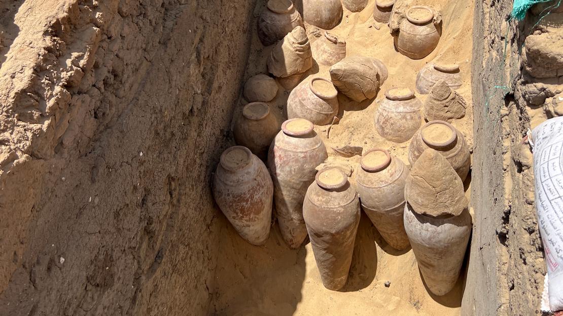 Jarras de vino de 5000 años de antigüedad en la tumba de la reina Meret-Neith en Abydos durante la excavación. Las jarras se encuentran en su contexto original y algunas de ellas aún están selladas.