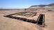 El complejo funerario de la reina Meret-Neith en Abydos durante las excavaciones. La cámara funeraria de la reina se encuentra en el centro del complejo y está rodeada por las tumbas secundarias de los cortesanos y sirvientes. El complejo funerario de la reina Meret-Neith en Abydos durante las excavaciones. La cámara funeraria de la reina se encuentra en el centro del complejo y está rodeada por las tumbas secundarias de los cortesanos y sirvientes.