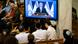 图为以色列民众10月10日时,观看以色列总理内塔尼亚胡的演说 图为以色列民众10月10日时,观看以色列总理内塔尼亚胡的演说