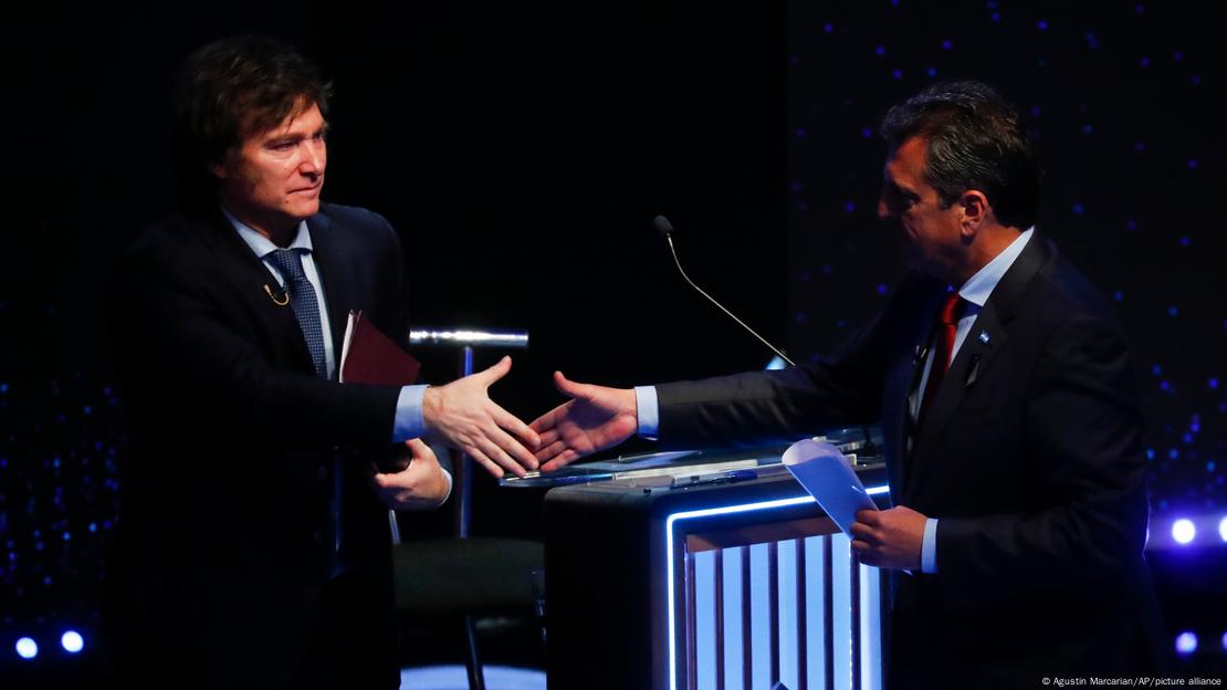Massa y Milei se dan la mano durante el segundo debate presidencial en Argentina