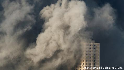 Nuvens de fumaça sobre prédios bombardeados da Faixa de Gaza