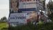 Wahlkampfplakate auf einer Wiese in polnischer Sprache, auf einem Plakat ist das Gesicht eines Mannes, auf einem anderen das einer Frau zu sehen Wahlkampfplakate auf einer Wiese in polnischer Sprache, auf einem Plakat ist das Gesicht eines Mannes, auf einem anderen das einer Frau zu sehen