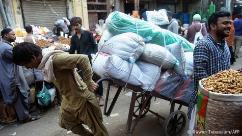 کراچی کے ایک بازار کا منظر کراچی کے ایک بازار کا منظر