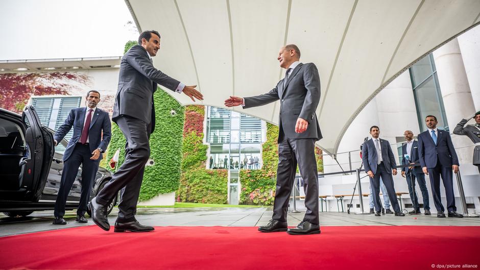 Katarski emir Al Tani i bivši kancelar Šolc u Berlinu 2023. godine