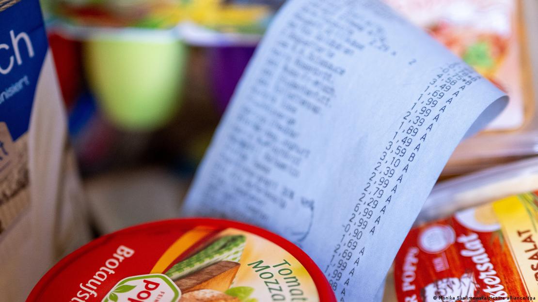 Ein Kassenbon liegt zwischen Lebensmitteln Ein Kassenbon liegt zwischen Lebensmitteln