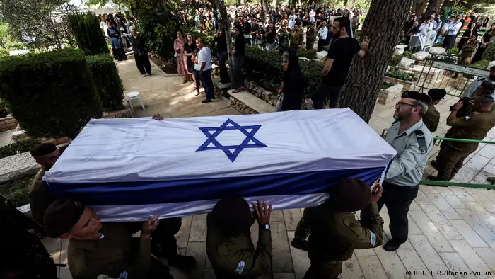 以色列士兵抬著遭哈马斯杀害的以军灵柩