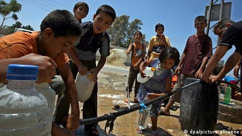 Njerëzit në Gazë duke mbushur ujë me bidona 