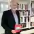 Nemački diplomata Bernd Vulfen, u rukama mu je knjiga „Kosovo – početak 1999/2000“ koju je upravo objavio