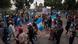 Manifestantes marchan hacia la plaza principal de Ciudad de Guatemala. Las organizaciones indígenas que lideran las protestas nacionales piden la renuncia del fiscal general Consuelo Porras por sus intentos de invalidar las recientes elecciones. Manifestantes marchan hacia la plaza principal de Ciudad de Guatemala. Las organizaciones indígenas que lideran las protestas nacionales piden la renuncia del fiscal general Consuelo Porras por sus intentos de invalidar las recientes elecciones.