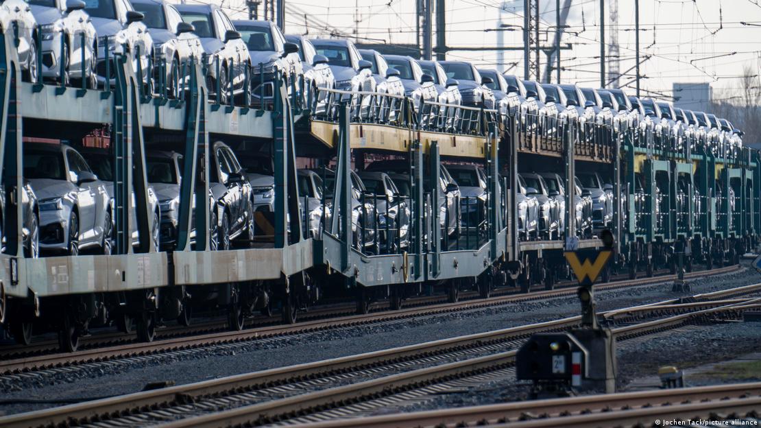 Treni i makinave transporton automjete të reja në portin detar për eksport jashtë shtetit.