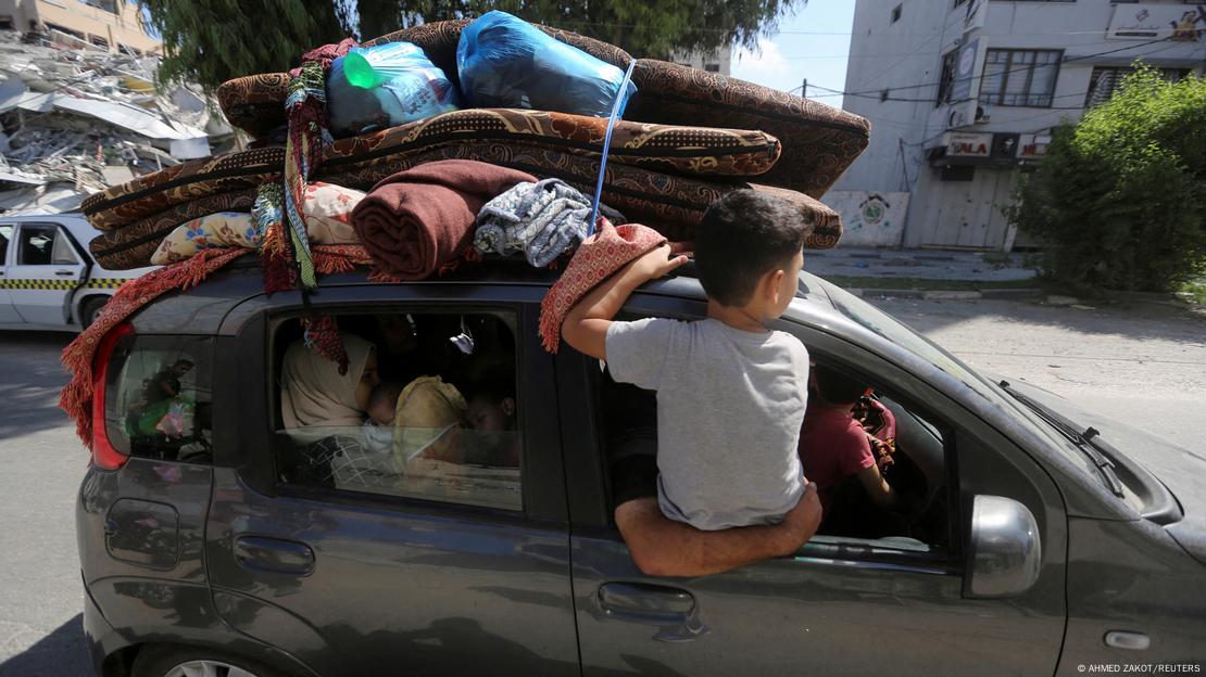 Una familia palestina huye al sur de Gaza.