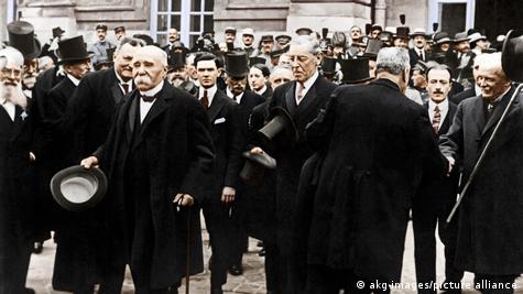 Францускиот премиер Жорж Клемансо (напред) по потпишувањето на Версајскиот договор