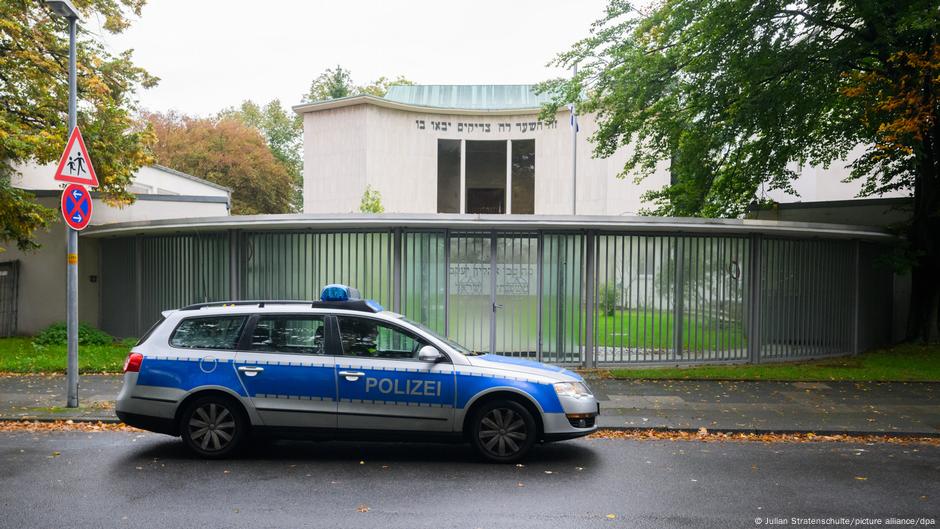 Policijsko vozilo ispred sinagoge u Hanoveru