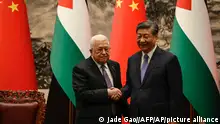 14/06/2023 China's President Xi Jinping, right, and Palestinian President Mahmoud Abbas shake hands after a signing ceremony at the Great Hall of the People in Beijing Wednesday, June 14, 2023. (Jade Gao/Pool Photo via AP)