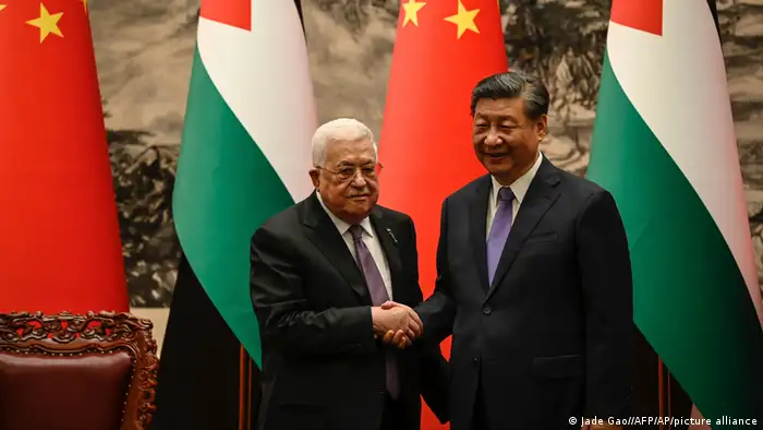 今年6月，巴勒斯坦总统马阿巴斯（左）应习近平的邀请访问北京