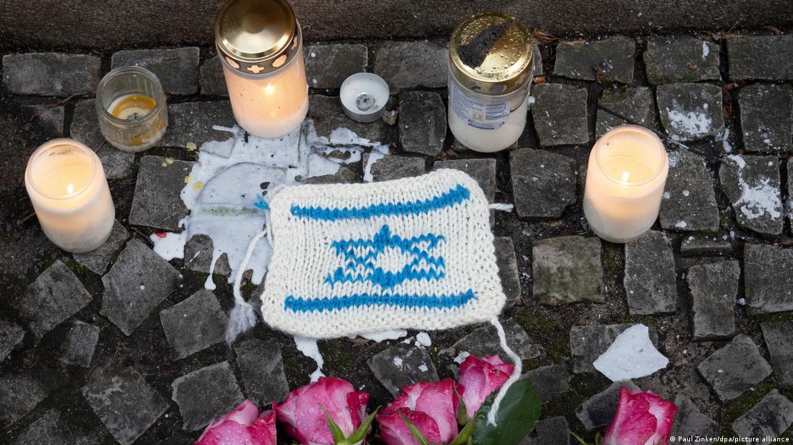 Κεριά, λουλούδια και η σημαία του Ισραήλ έξω από συναγωγή στο Βερολίνο