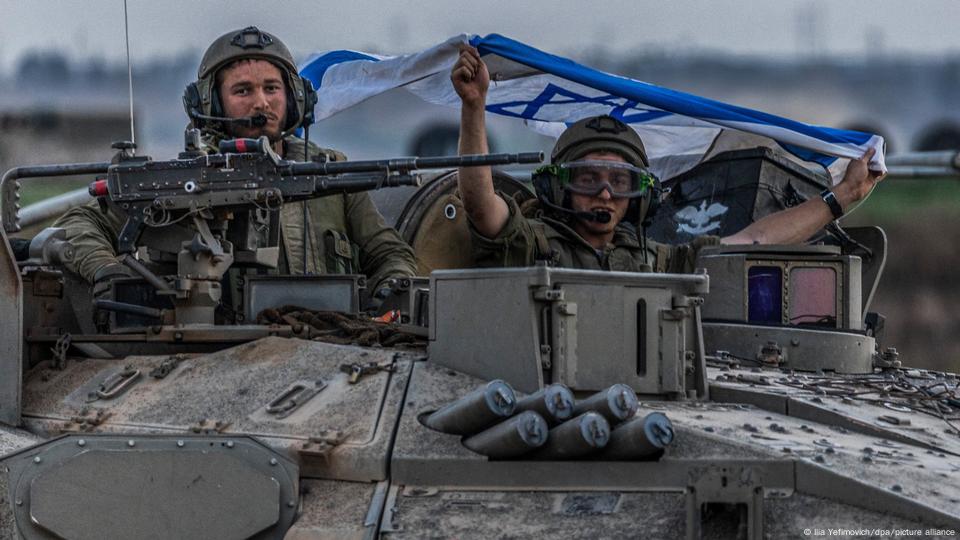 Soldados israelenses em tanque de combate