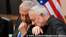 12.10.2023 Der israelische Premierminister Benjamin Netanjahu und der Oppositionspolitiker Benny Gantz (r), nehmen an einem erweiterten Treffen mit US-Außenminister Antony Blinken in Tel Aviv teil. +++ dpa-Bildfunk +++