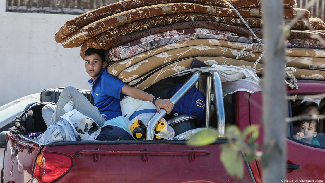 Gazastreifen | Flüchtende mit einem vollgeladenen Pick-Up, auf dem Dach Matratzen