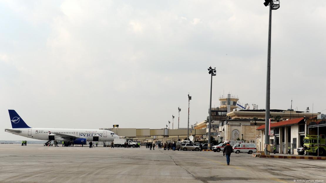 Auf dem Rollfeld des Internationalen Flughafens der syrischen Stadt Aleppo steht ein Flugzeug der syrischen Fluglinie