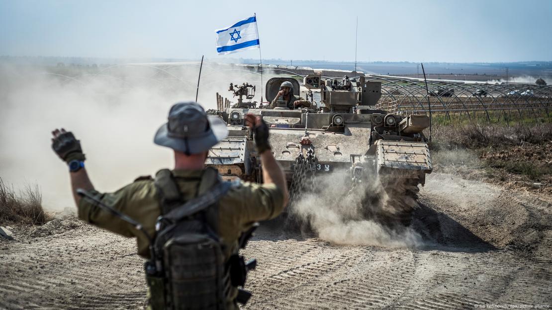 Israelische Panzereinheit beim Aufmarsch in der Nähe der Grenze zum Gazastreifen