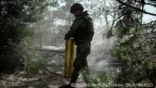 Russia Ukraine Military Operation Artillery Unit 8525026 26.09.2023 A Russian serviceman of the Central Military District artillery unit carries a sleeve for a shell to fire a Giatsint-S self-propelled howitzer at a firing position, in the course of Russia s military operation in Ukraine, in Luhansk People s Republic, Russia. Stanislav Krasilnikov / Sputnik Luhansk People s Republic Russia PUBLICATIONxINxGERxSUIxAUTxESTxLTUxLATxNORxSWExDENxNEDxPOLxUKxONLY Copyright: xStanislavxKrasilnikovx