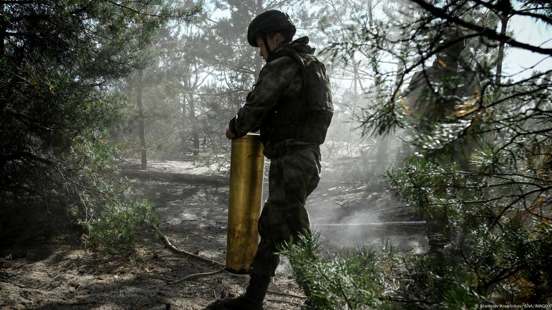 Soldado russo carrega munição dentro de uma floresta Soldado russo carrega munição dentro de uma floresta