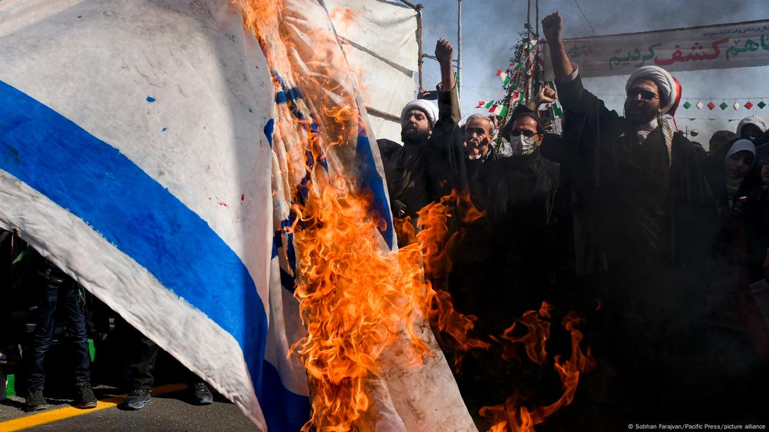 Protesta kundër Izraelit në Iran, shkurt 2023, pamje ku digjet flamuri izraelit