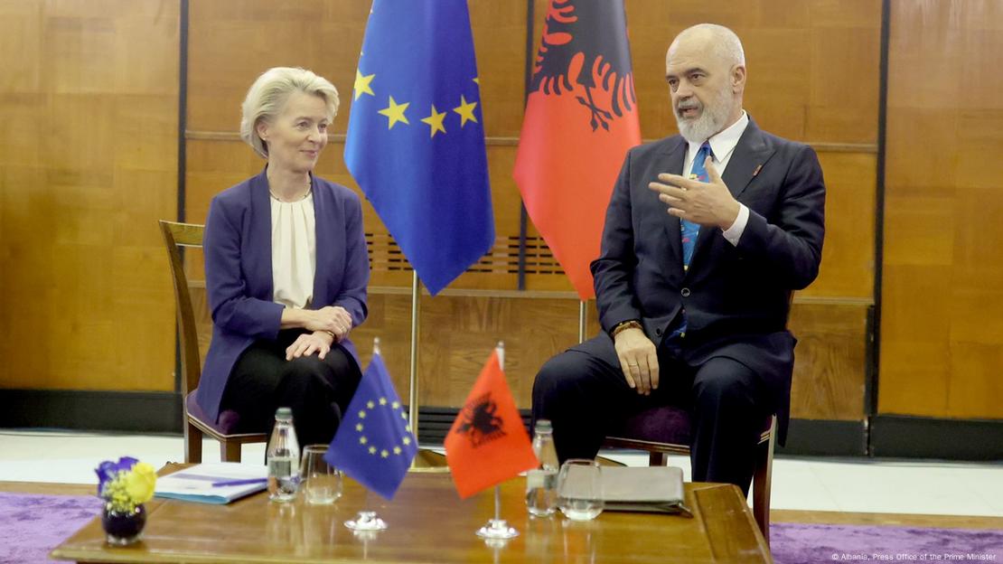 Ursula von der Leyen dhe  Edi Rama ulur në karrige, në tavolinë flamuri shqiptar dhe ai i BE