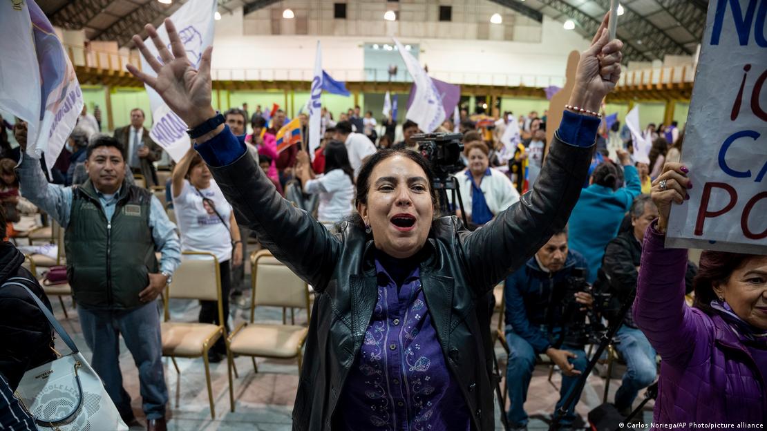 Los seguidores de Daniel Noboa celebran en Quito tras escuchar los resultados del balotaje presidencial.