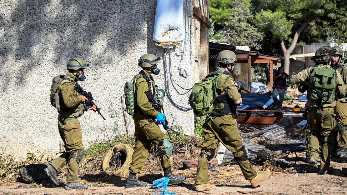 Ejército israelí en el kibutz de Beeri, tras el ataque de Hamás.