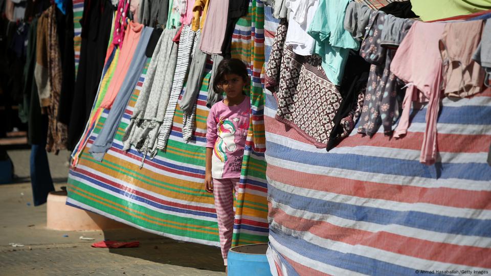 Palestinos desplazados se alojaron en la escuela del OOPS (Organismo de Obras Públicas y Socorro de las Naciones Unidas para los Refugiados de Palestina en el Cercano Oriente) en Khan Yunis, tras evacuar sus hogares dañados por los ataques aéreos israelíes. (Archivo: 15.10.2023)