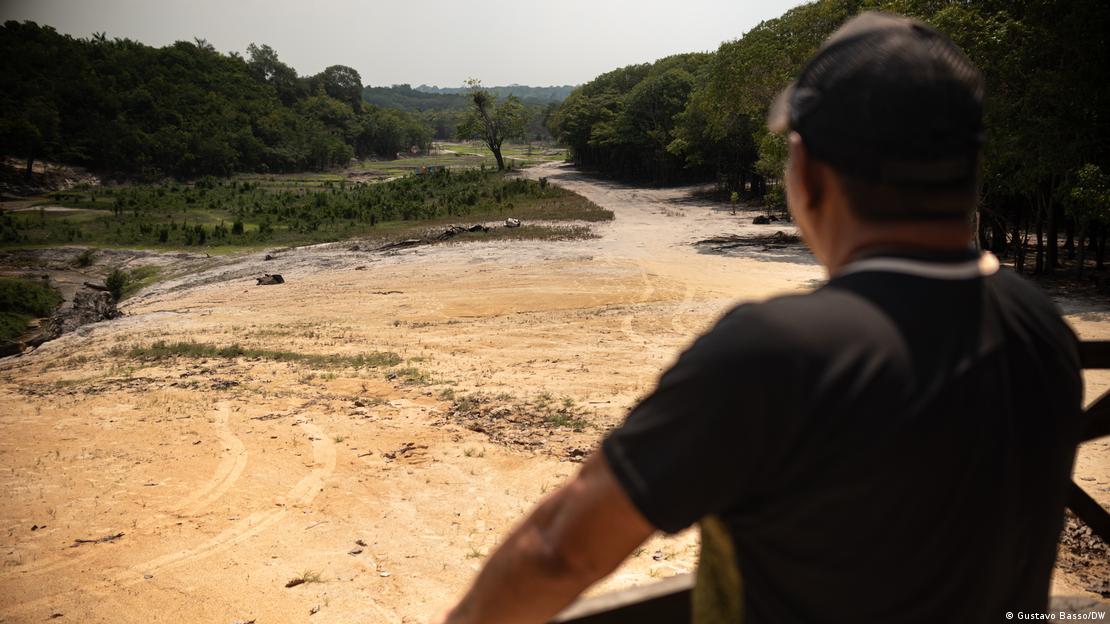 Homem observa rio seco no Amazonas