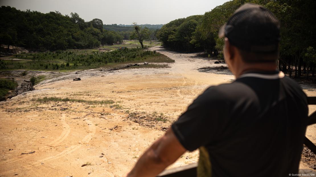 Homem observa rio seco no Amazonas