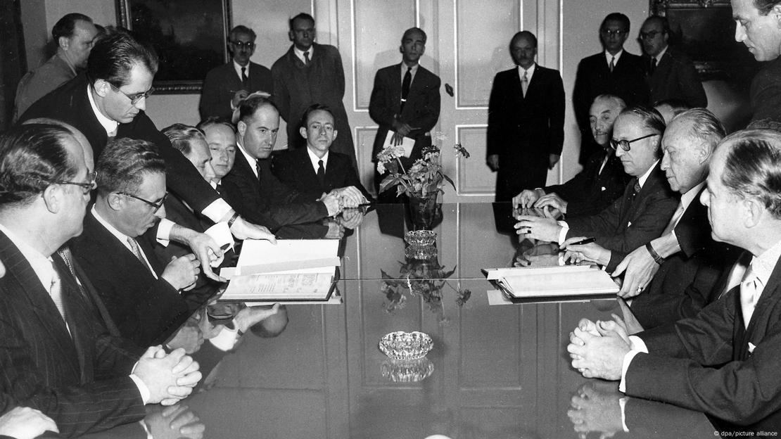 Υπογραφή της συμφωνίας Επανορθώσεων της Γερμανίας στο Ισραήλ παρουσία του καγκελαρίου Αντενάουερ και του υπΕξ Μοσέ Σαρέτ