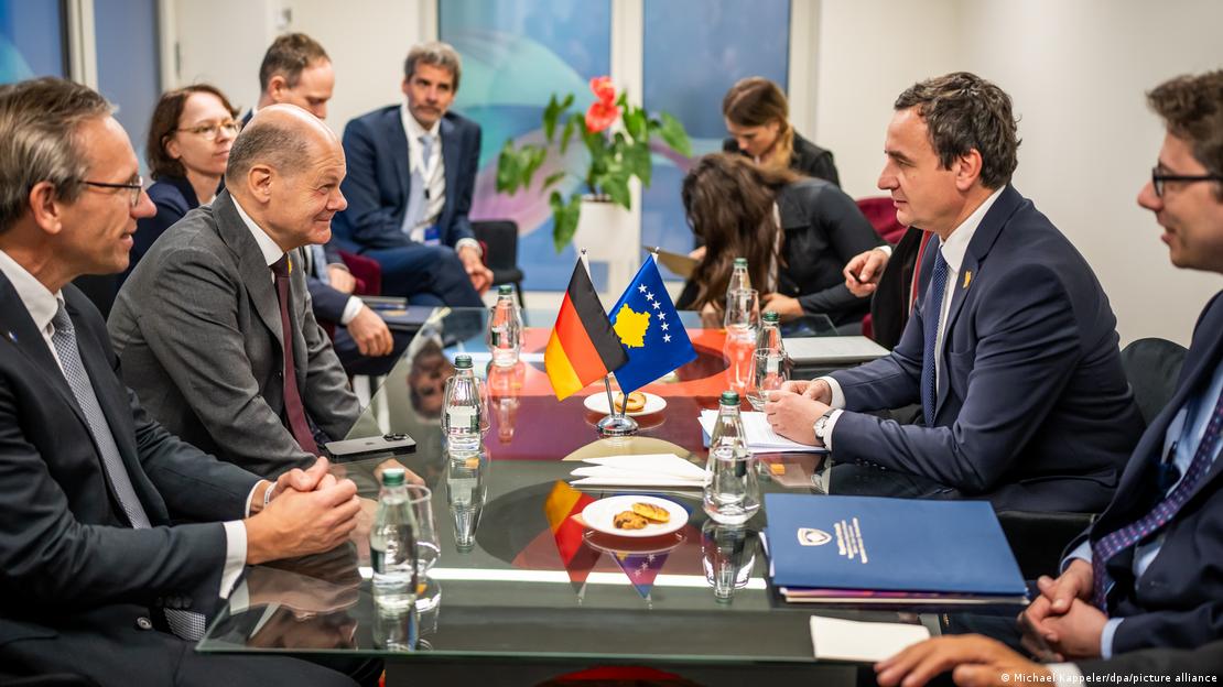 Kurti u takua me kancelarin gjerman, Scholz në kuadër të samitit më 16 tetor në Tiranë - në tryezë ballë për ballë Scholz Kurti dhe anëtarët e delegacionit
