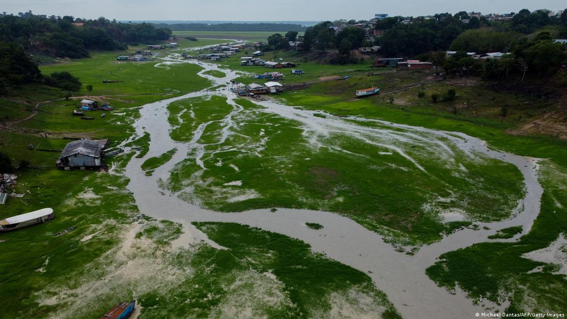 Vista aéreo mostra Rio Negro em meio à seca extrema