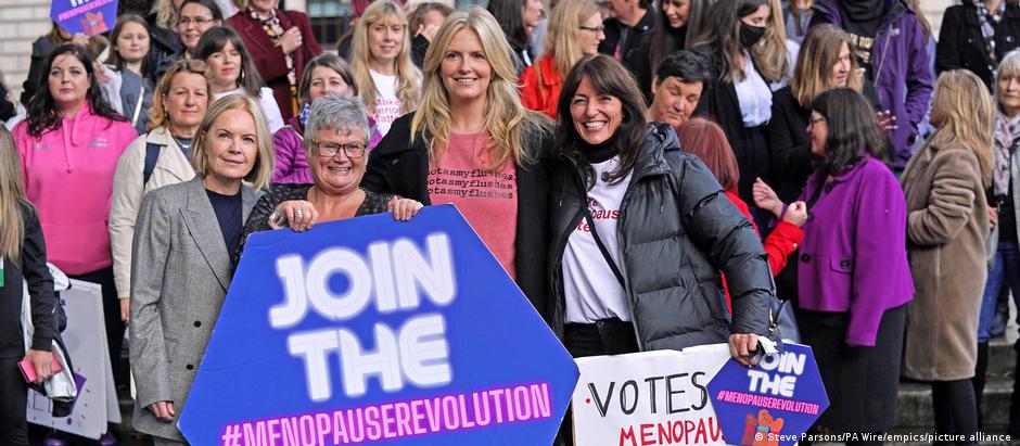 Mulheres protestam no Reino Unido em 2021 contra o elevado custo da terapia de reposição hormonal, capaz de aliviar muitos dos sintomas da menopausa
