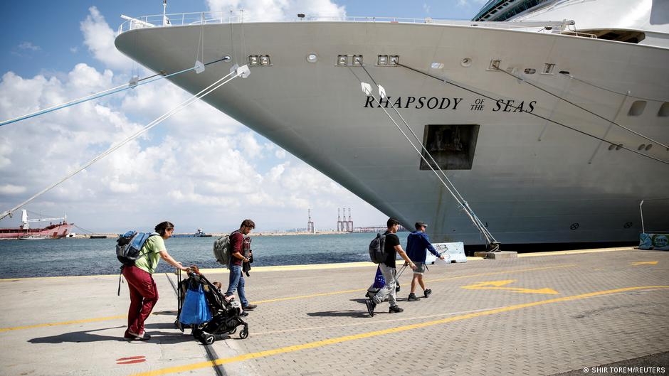 Foreigners evacuate Israel, those in Gaza remain stuck DW 10/17/2023